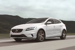 ボルボV40のバッテリー交換!交換方法別の費用や所要時間をご紹介
