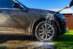 自宅で洗車するときのコツは?注意点やおすすめアイテムも紹介