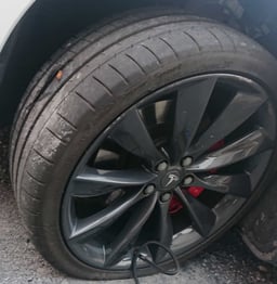 Tesla - タイヤのパンク修理