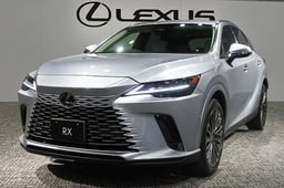 レクサスRXのバッテリー交換はいくら?交換方法別の費用や所要時間をご紹介