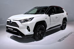 トヨタRAV4が車検切れしたらどうする?車検を通す方や費用を抑える方法を解説