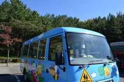 送迎バスの置き去り防止装置とは?国交省のガイドライン要件を分かりやすく解説!
