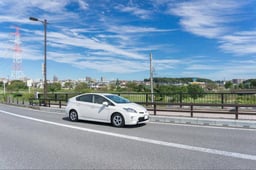 プリウスの車検費用はいくら?車検費用の内訳・業者別の相場や安く抑えるコツを紹介
