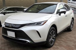 トヨタハリアーが車検切れしたらどうする?車検を通す方や費用を抑える方法を解説