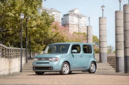 日産キューブが車検切れしたらどうする?車検を通す方や費用を抑える方法を解説